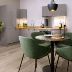 Moderne keuken en eetruimte in nieuwbouw appartement The Springs Halifax